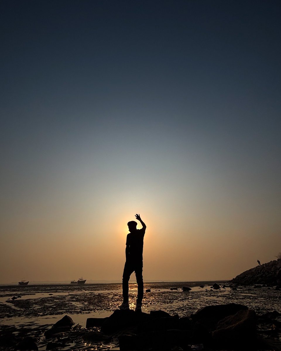 DSOUMYARANJAN01's tweet image. ମୁଁ ଭାଙ୍ଗି ଯାଇ ଥିବା କଣ୍ଢେଇଟେ ପରା ତୁ ଆଉ ମତେ ଖେଳେନା,
ମୁଁ ଲିଭି ଯାଇ ଥିବା ପାଉଁଶଟେ ପରା ତୁ ଆଉ ମତେ ଜଳାନା.....

Lyricist: D Soumya Ranjan 

#DSOUMYARANJAN #Dhoka #Broken #Alone #HeartBreak