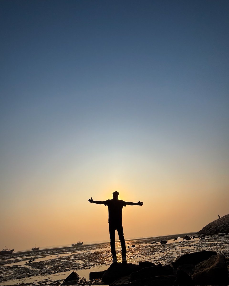 DSOUMYARANJAN01's tweet image. ମୁଁ ଭାଙ୍ଗି ଯାଇ ଥିବା କଣ୍ଢେଇଟେ ପରା ତୁ ଆଉ ମତେ ଖେଳେନା,
ମୁଁ ଲିଭି ଯାଇ ଥିବା ପାଉଁଶଟେ ପରା ତୁ ଆଉ ମତେ ଜଳାନା.....

Lyricist: D Soumya Ranjan 

#DSOUMYARANJAN #Dhoka #Broken #Alone #HeartBreak