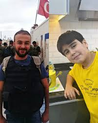 EmreUslu's tweet photo. Şu cenaze törenlerine bakın. Diğer çocukların tabutlarında Türk bayrağı var. Yusuf Tarık Gül'ün tabutuna bayrak koymamış. Vicdanı kurumuş şerefsizler.  Oysa o çocuğun babası AKP ihaneti nedeniyle 800 şehit verdiğimiz HENDEK savaşında görev almış bir polis memuruydu. https://t.co/v3RyPn3ZoH