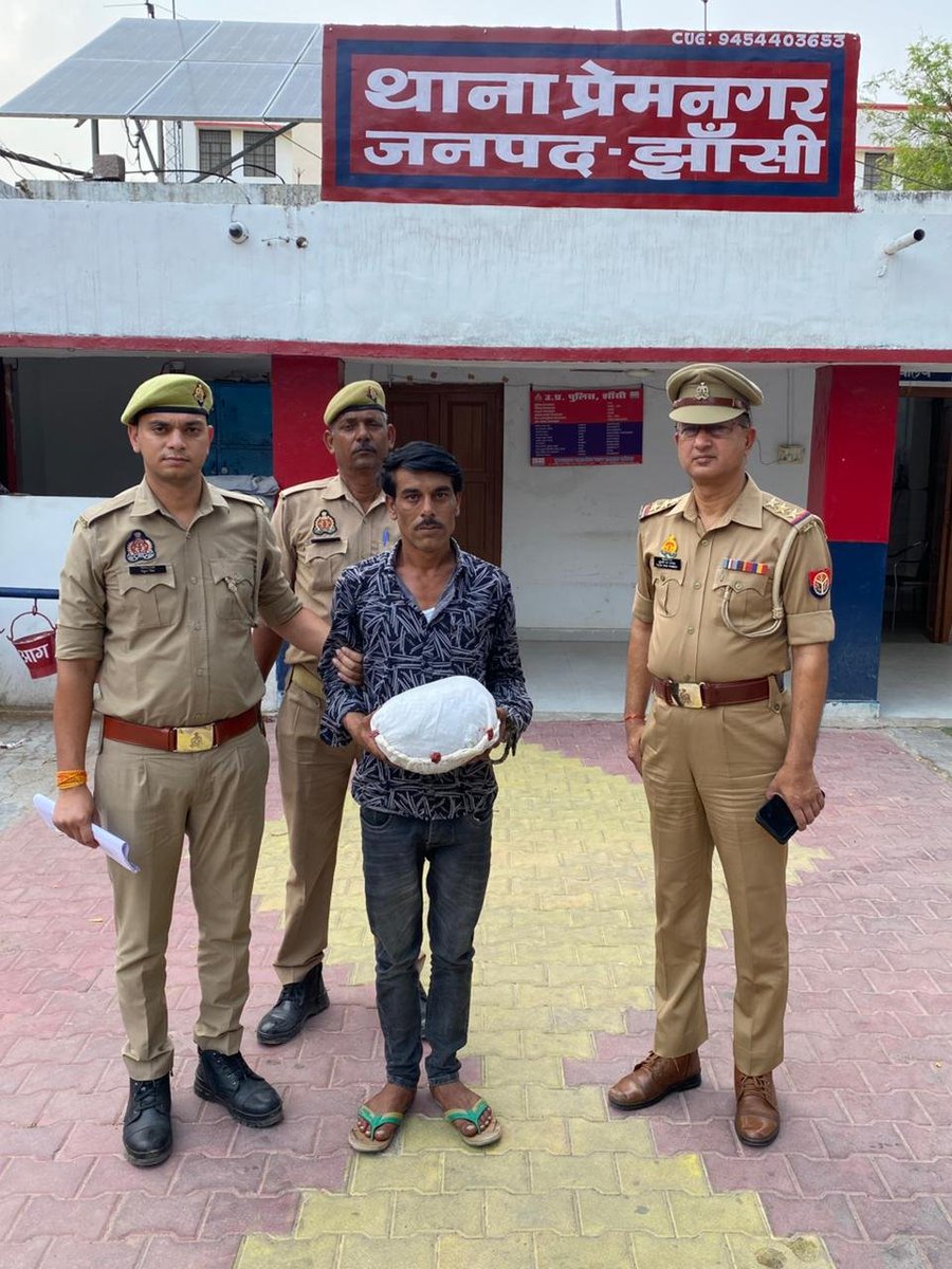 bstvlive's tweet image. झांसी : गांजे के साथ एक आरोपी गिरफ्तार

➡1 किलो 200 ग्राम गांजा बरामद
➡गांजे की कीमत लगभग 30 हजार
➡प्रेमनगर थाना पुलिस ने किया अरेस्ट

#Jhansi #Drug #UttarPradesh @jhansipolice