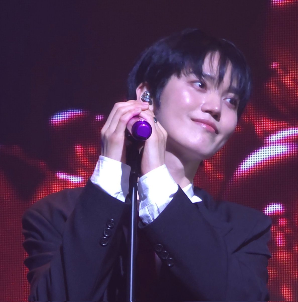 _limit_ez's tweet photo. 노래 부르는데 남자 볼에 광이ㅜㅜ https://t.co/BsuEUU8GL2