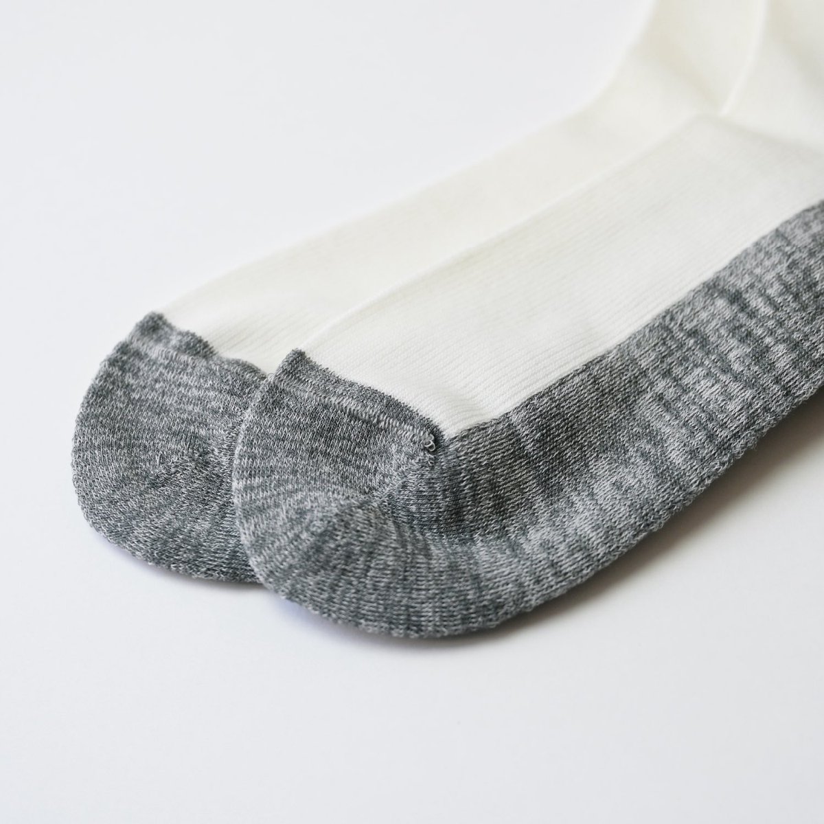 pizzaday_0522's tweet image. Daily Wool Socks

履くたび、ちょっと気分が上がる。

足元にほんの少しの変化があるだけで、いつもの1日が少し楽しくなる。

Daily Wool Socksは、そんな感覚を大切にデザインしました。

毛玉が目立ちにくい設計にもなっています。

#ウールソックス
#快適ソックス
#PIZZADAY