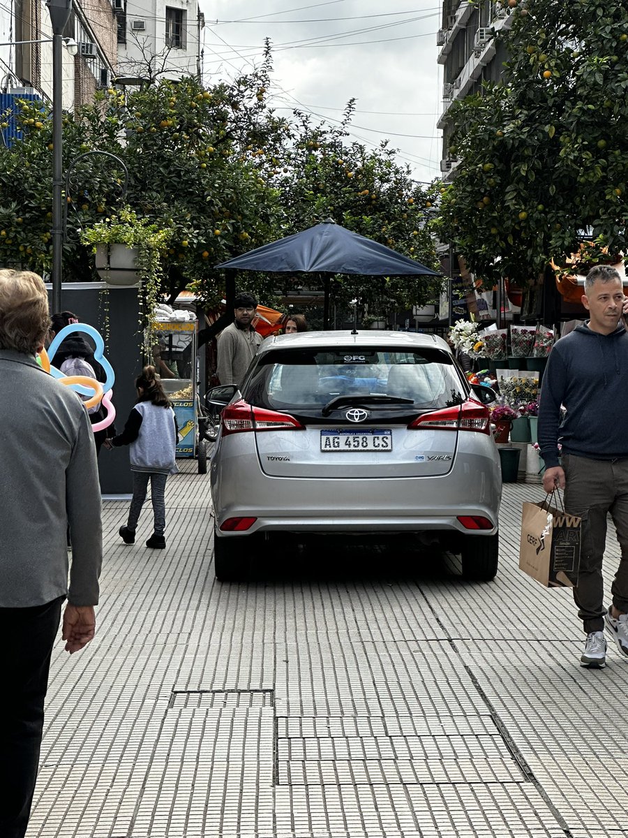 Josecitors's tweet photo. Suponiendo que tienen autorización del municipio los de esta empresa, espero que les hayan cobrado bien para incomodar a los peatones los fines de semana con un auto en medio de la peatonal con mesa y sombrilla https://t.co/vCe6PORERv