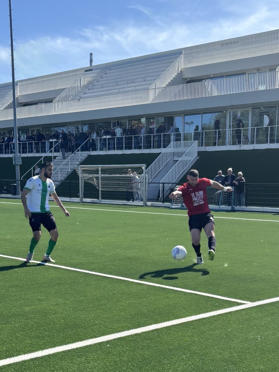 vveboh's tweet photo. EBOH komt snel op voorsprong bij Overmaas door een mooi schot van Mitchell Rovers. Akanoglu maakt snel gelijk uit een rebound. Ricardo Heuverling en Casper Westera krijgen mooie kansen, maar stuiten onder de rook van de kuip op de doelman. Rust 1-1. https://t.co/npOnEgDICr