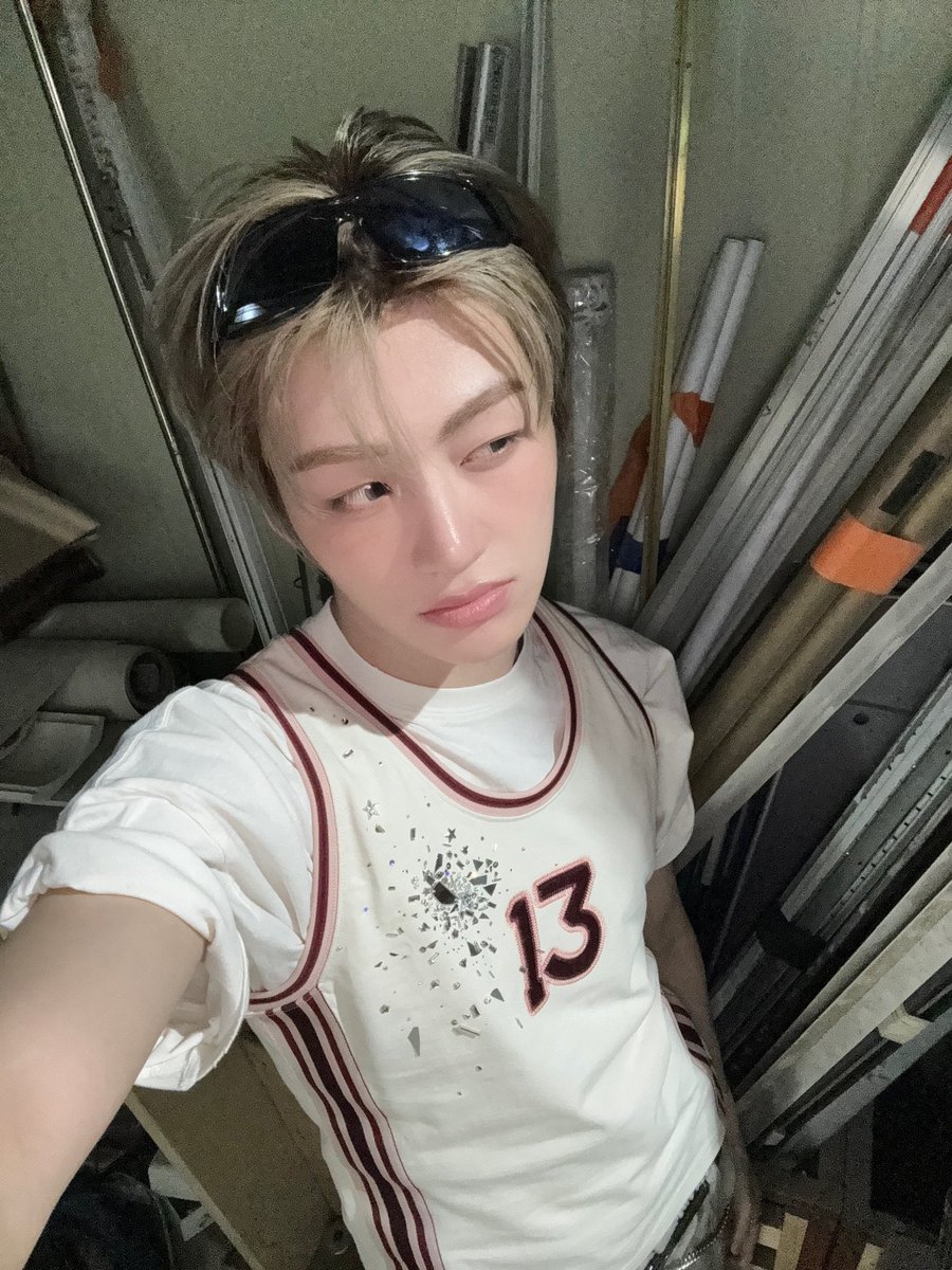 im DYING... tolong... sesak nafas... mual... muntah... i can't do this... SESAK... gak bisa....TOLONG... sesaaaaakkk…. aku butuh foto lebih banyak….