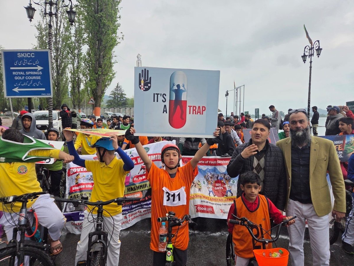Kashmir_Positiv's tweet image. #NashaMuktJK के तहत नशा मुक्त समाज को बढ़ावा देने के लिए एक साइक्लोथॉन का आयोजन किया गया, जिसे DYSSO श्रीनगर ने SKICC से रवाना किया।
300 से अधिक छात्रों, अभिभावकों और हितधारकों ने भाग लिया, जो नशे के खिलाफ मजबूत सामुदायिक संकल्प को दर्शाता है।
#Kashmir