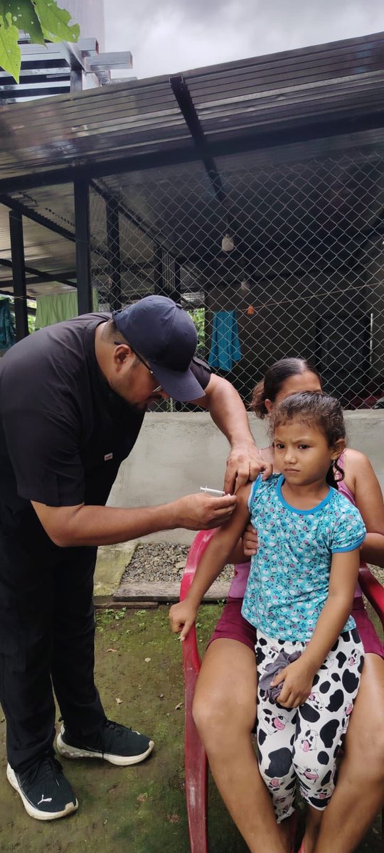 Salud_Guayas's tweet photo. #MSPEnTerritorio | El equipo del CS La Guayas continúa trabajando por la salud de la comunidad 🏥💉.

Realizamos jornada de vacunación casa a casa en el recinto San Jacinto, acercando nuestros servicios y protegiendo a niños, jóvenes y adultos contra enfermedades prevenibles. https://t.co/v1rz7oSKy8