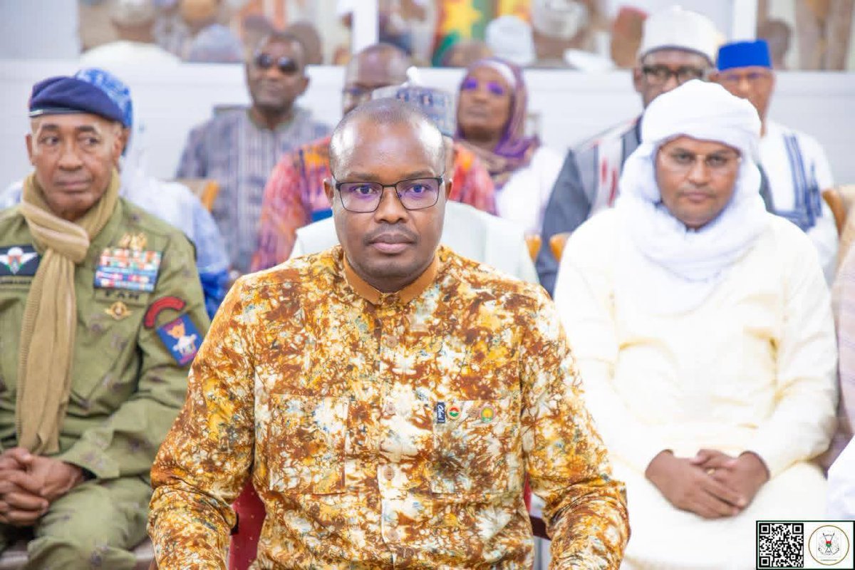 AESinfos's tweet image. #AESinfo | #BurkinaFaso 🇧🇫 #Niger 🇳🇪 #Mali 🇲🇱 
Bobo-Dioulasso : Le Capitaine Ibrahim TRAORÉ échange avec les Premiers ministres de la Confédération AES autour de la problématique de la culture. 

Le Président du Faso, Président de la Confédération des États du Sahel (AES), Son