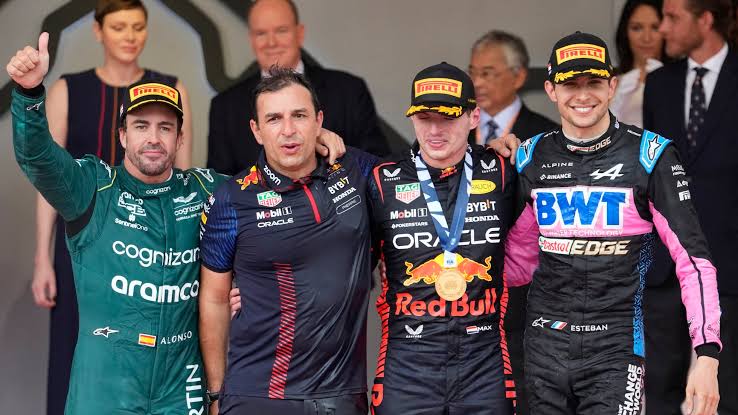 Nanosecso's tweet photo. - El 24 de Mayo de 2023 se anunció que Honda iba a ser motorista de AM a partir de 2026.

- El 27 de Mayo, sólo 3 días después, fue el GP Mónaco. Aquel fatídico día en el Alonso perdió la victoria porque le pusieron medios mientras diluviaba.

Era el universo mandándonos señales. https://t.co/KuVLPRcAiR