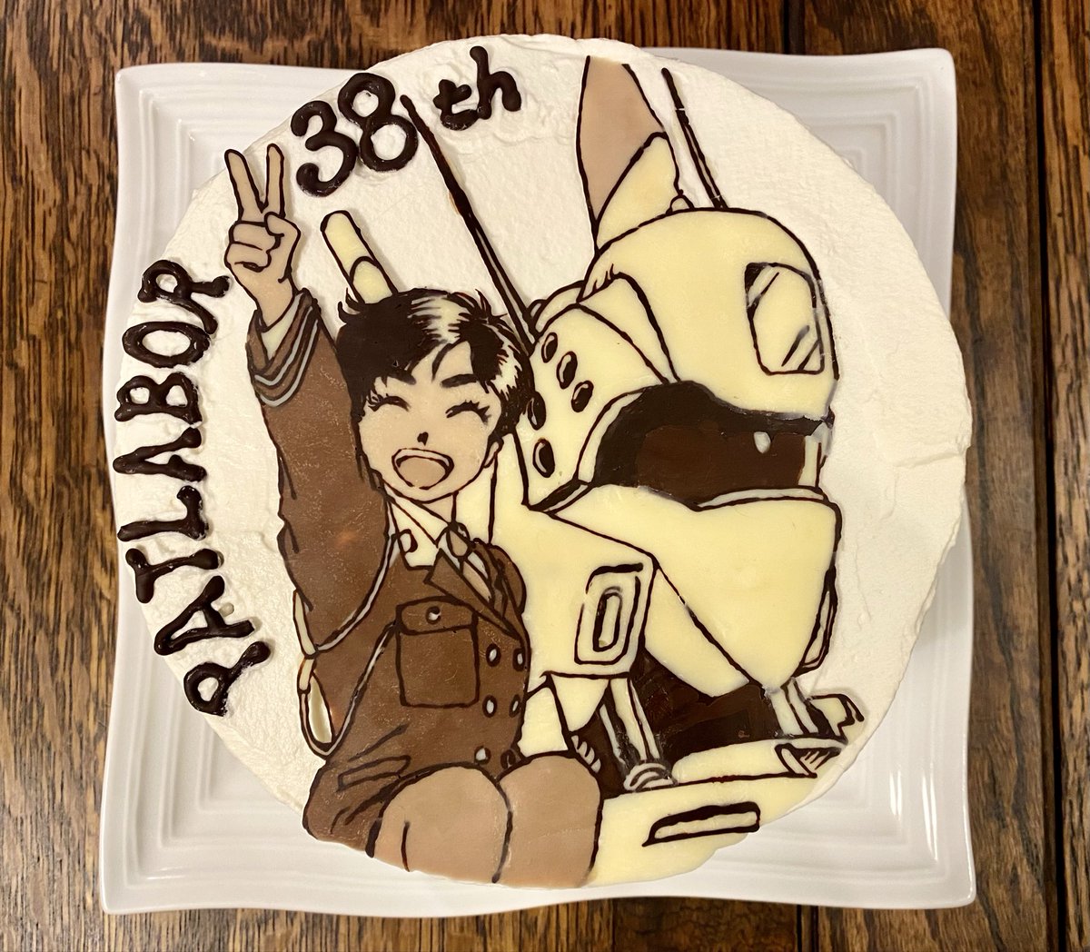ariake3103's tweet photo. ㊗️#パトレイバー38周年
おめでとう〜！！！
ぶいっ！！！

ま、間に合ったぁ、、、！

初めてケーキにイングラム入れてみたんですけど、下絵があっても構造がわかってないとうまく描けない…！メカとは奥が深いものだと知りましたよ〜。イングラムの口の辺りのラインは綺麗だなぁと改めて思いました。 https://t.co/vrADuAhU9o