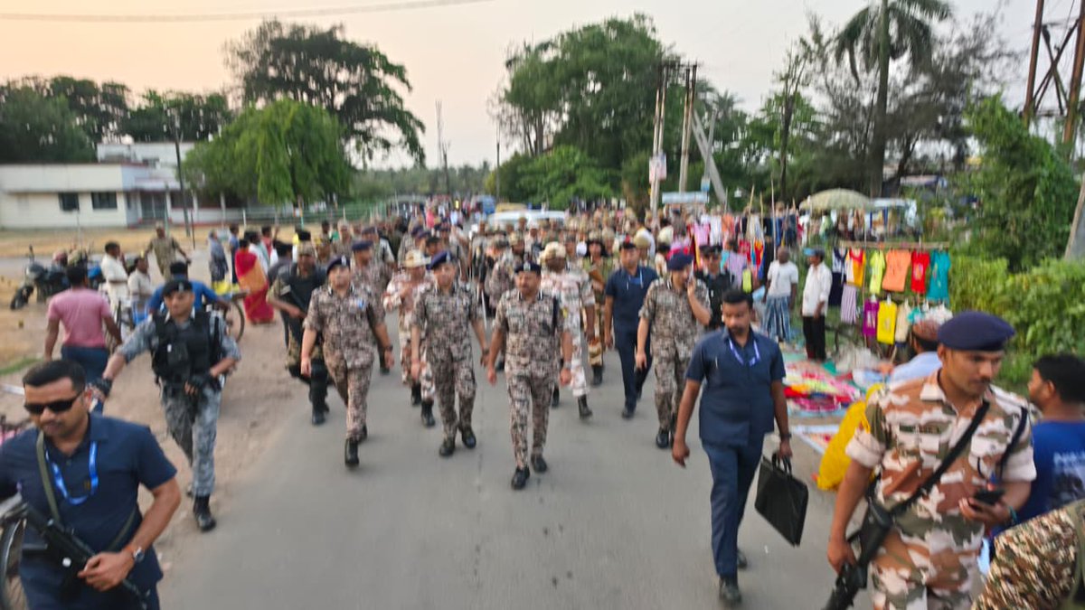 crpfindia's tweet image. Leading from the front!

​DG #CRPF Shri @gpsinghips joined troops of @crpfindia, @ITBP_official, and #WBPolice in Diamond Harbour. Being with the troops on the streets, the DG is boosting troop morale and ensuring a secure environment to ensure peaceful polling in the phase 2 of