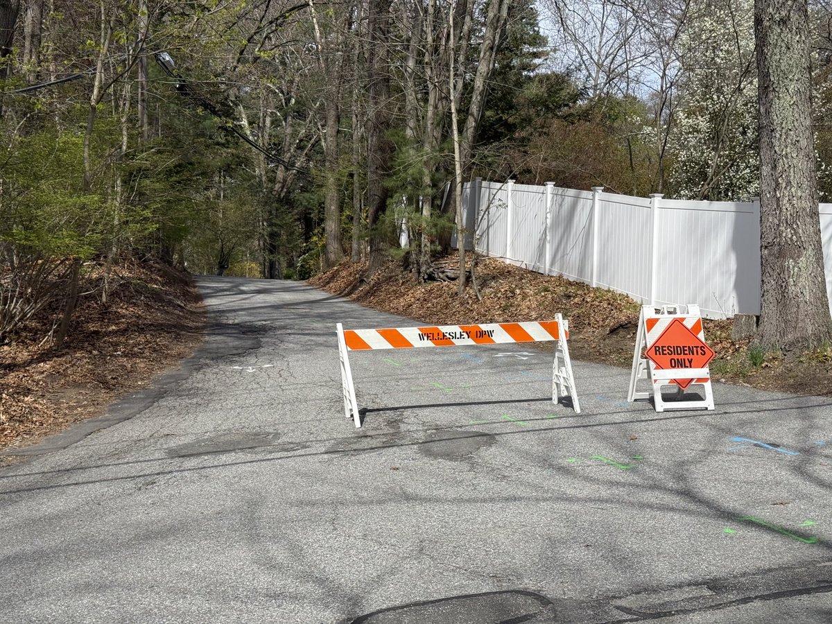 scooperon7's tweet image. Breaking: 2 children found dead inside a residence on Edgemoor  Ave in Wellesley last night…the area remains off limits this morning …it was police in Vermont who requested Wellesley Police do a well being check at the house around 9:30pm…no word on any arrests #7News