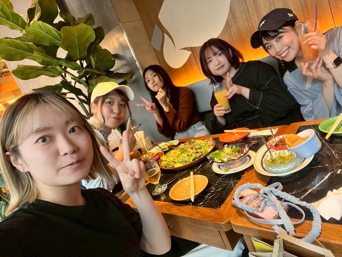 M_Chihiro0804's tweet photo. 久しぶりにアイドルのメンバーたちと集まったよ🐥🌈
昨日も一緒に居たんかってくらい役割分担しっかりされてて
みんな変わらなくて
居心地良くて
ほんっとに笑ったー🤣

何年経っても変わらずに大好きな人たち
人生の財産だな🤲🏻

せーの！私たち！
＼魔法女子⭐︎セイレーンです／

#魔法女子の同窓会 https://t.co/xQ2E47GRXm