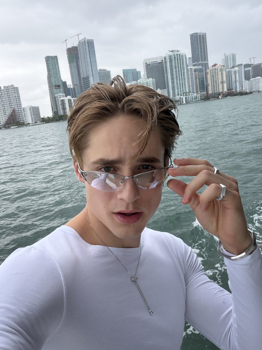 trillglitter's tweet photo. ᅟᅟᅟᅟᅟᅟ

               Miami, baby!    

ᅟᅟᅟᅟᅟᅟ https://t.co/Pd0QtB97hU