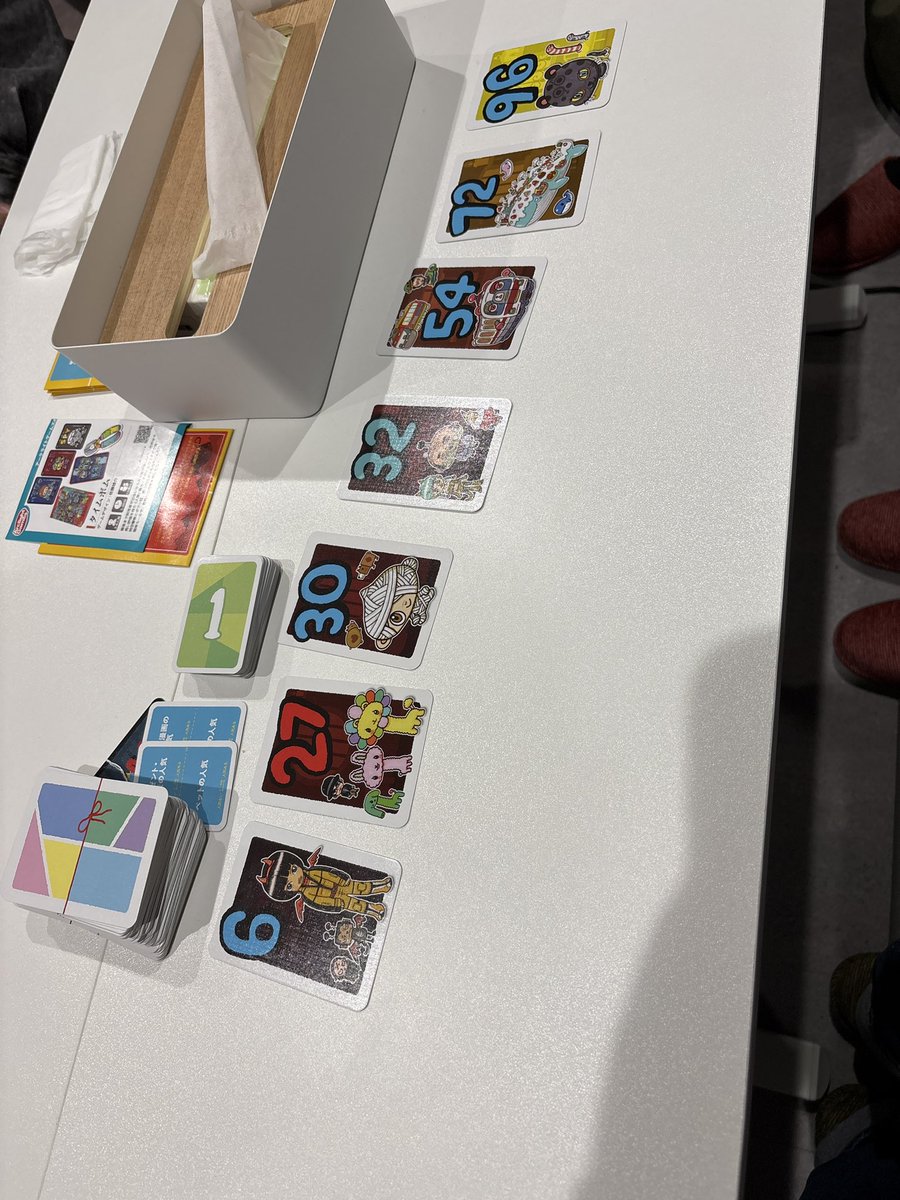 utspla_den's tweet photo. 本日、第一回でん集会を開催しました🦑
オフラインでスプラやボードゲームを楽しみ、最後はチーム対抗のクイズ大会で盛り上がりました🔥
新入生ともたくさん交流できて、ぐっと距離が縮まった1日になりました🤩 https://t.co/Y3H7NvP8OD