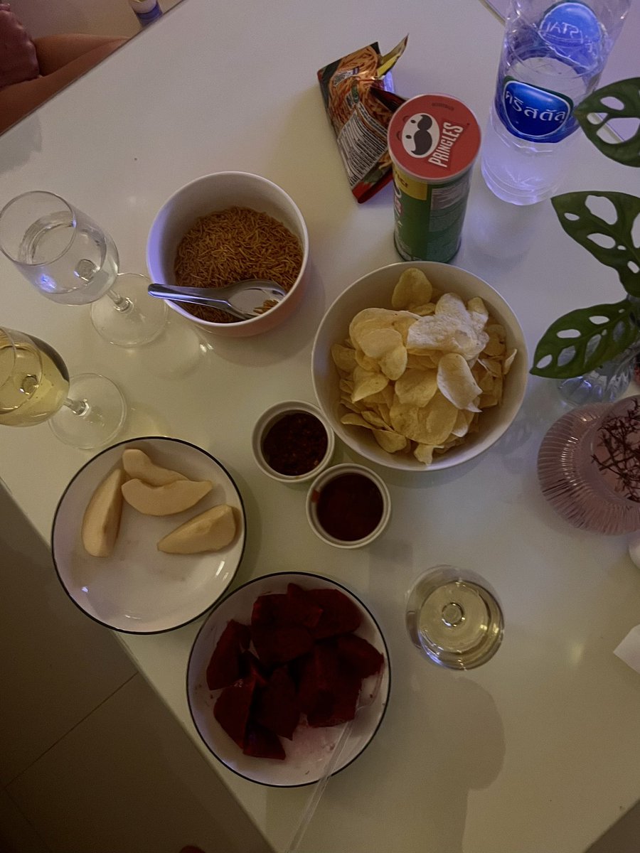 Romantic vibes with my girls ✨