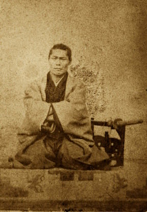 慶応四年(1868年)4月25日
近藤勇先生は板橋の刑場で斬首刑に処されました(享年35歳)

義兄弟の契りを結んでいた彦五郎は勇の早すぎる死を悼んで

「鬼百合や花なき夏を散りいそく」
という句を残しました