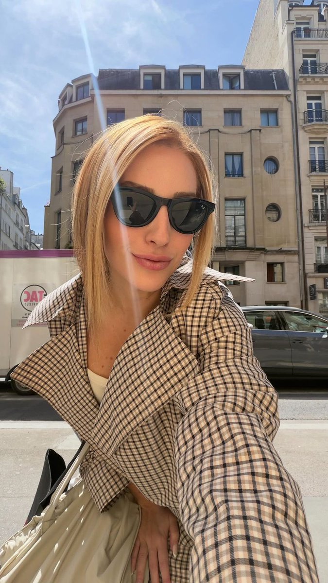 Tem reels novo no feed ✨

Uma gatinha parisiense passando na sua timeline 🤍