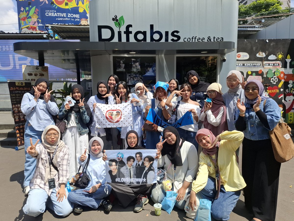 aegieomji's tweet photo. event terseruw, terasik, terkicau mania abissss yg pernah aku datengin. BIG THANKS TO KAK @Caramelowfat <33 yang udah ngebuat event debut hrtz.wav ini, karena event ini aku bisa ketemu temen-temen baru yg asik dan kocak semua ;___;π€
#νμΈ μ¨μ΄λΈ #SignandSound #FeeltheWave https://t.co/EhxxFIeR3J