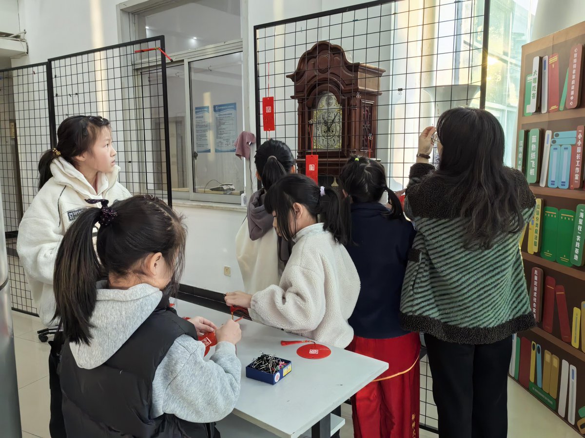 steveslingo1951's tweet image. Thrilled to share my latest training session at [Org Name]! Covered AI prompt engineering u0026 team collaboration—insightful discussions, hands-on exercises, and awesome takeaways. Grateful for the engaged participants!  #Training #AI #SkillDevelopment