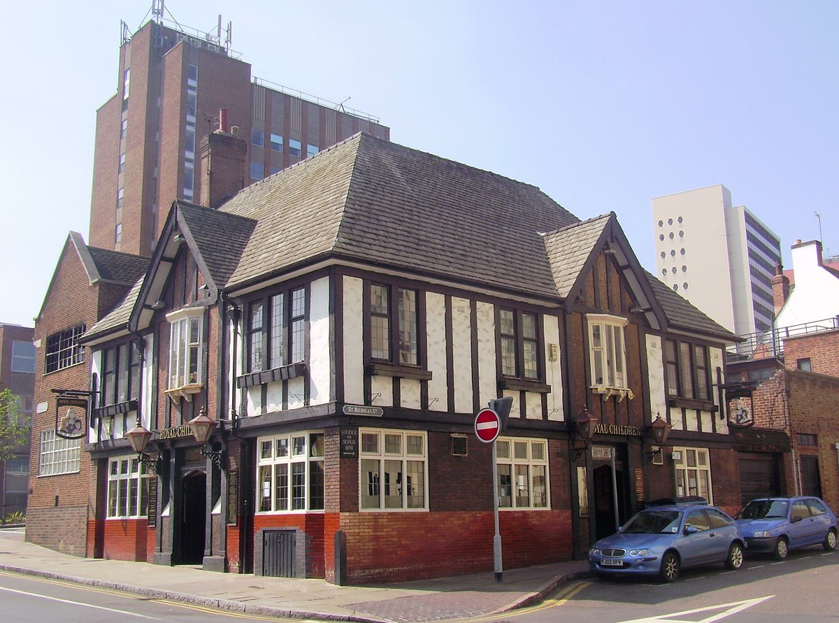 GBbooze's tweet image. Royal Children, Castle Gate, #Nottingham 🍻
Legend has it that the inn was named after the children of Princess Anne (later Queen Anne), the daughter of James II. According to the story, they lodged at the old inn on this site in 1688.