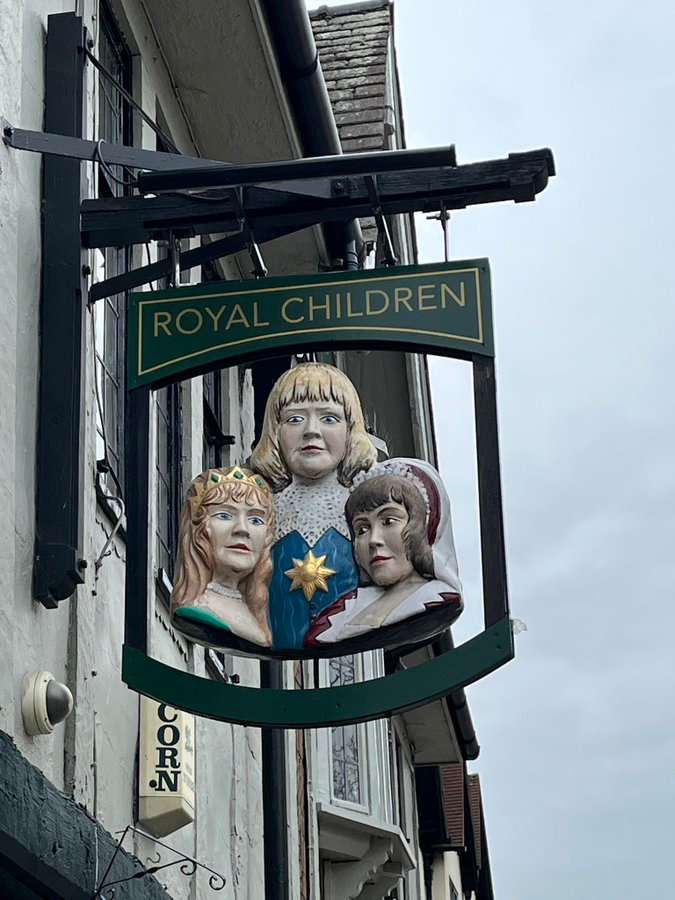 GBbooze's tweet image. Royal Children, Castle Gate, #Nottingham 🍻
Legend has it that the inn was named after the children of Princess Anne (later Queen Anne), the daughter of James II. According to the story, they lodged at the old inn on this site in 1688.