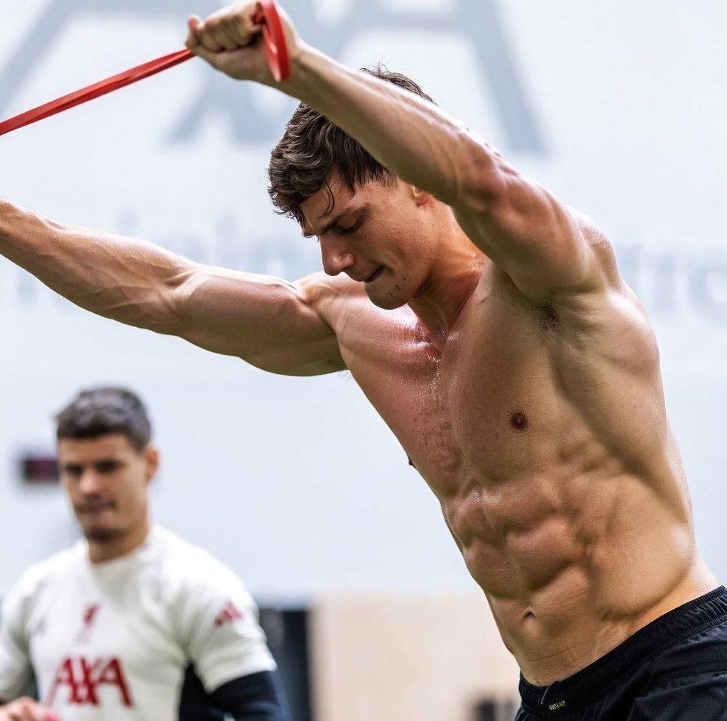 LfcNaokii's tweet image. Van Dijk is leaving soon so the gods gave us Superman (Giovanni Leoni) 🥶🔥. #lfc