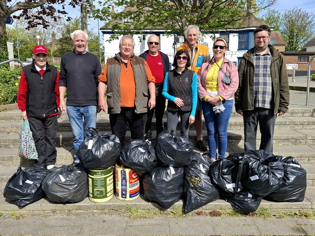 FriendsofHoo's tweet photo. 11 volunteers attended the Hoo Clean Up litter pick today - collecting 13 bags of rubbish and many nitrous oxide canisters.  Well done everyone! 

#HooCleanUp #FriendsofHoo #Hoo #HooPeninsula #Rochester #Kent #England https://t.co/rCm1odiI0u