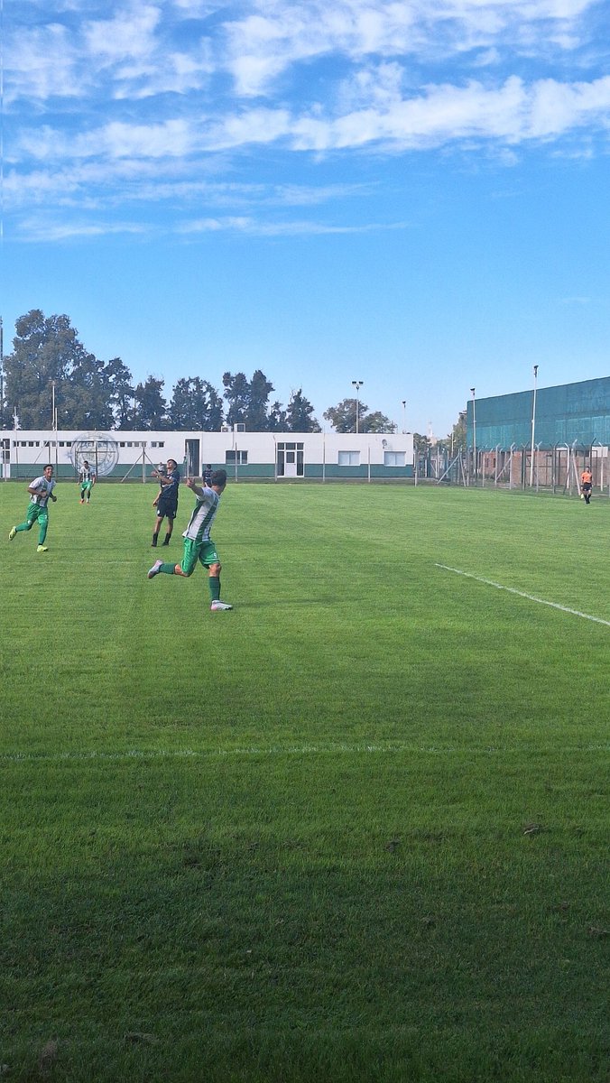 casdcamioneros's tweet image. ⚽#Fútbol #Juveniles #AFA |4ta 

🗓️ Fecha 2| 

⏱️11'ST

📍Predio Camioneros 

✍️:Goooool de Camioneros, El verde estira la ventaja y pone el segundo del partido.

🟩⬜🟩#Camioneros 2
🟦⬜️🟦#VillaSanCarlos 0

🔗 clubcamioneros.com.ar 

🎤🎬📲 Prensa de Camioneros