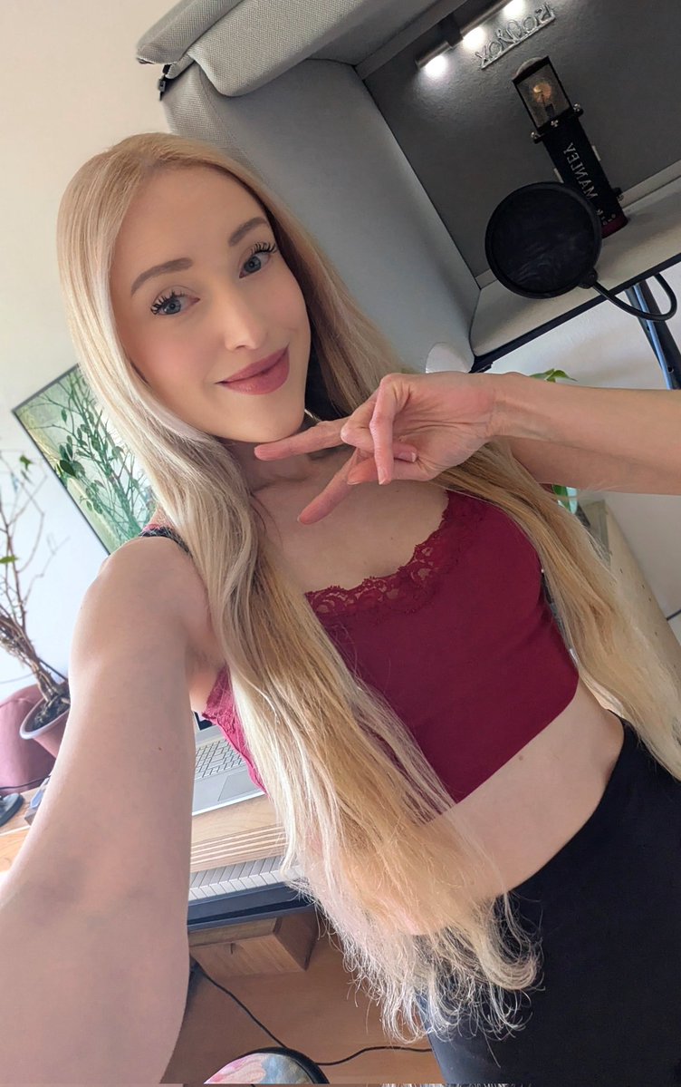 JulieElvenMusic's tweet image. Secret AAA game recordings are finished - excited to share soon ❤️ In the meantime, recording more vocal sessions and it's been such a great whirlwind mix of game / film / personal album projects lately 😱🥹🎙️ Hope you all have a beautiful weekend 🫶🏽

#composer #singer #gamemusic