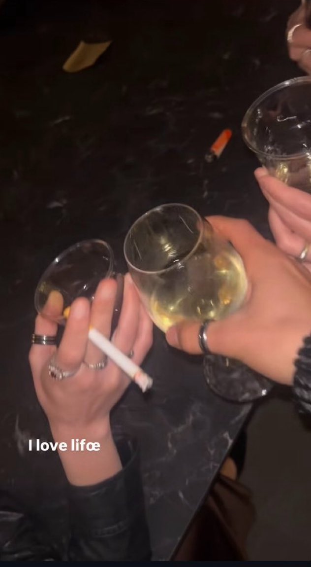 flasmaxsempre's tweet photo. Ma quale altra prova volete???? Pure l’anello al pollice uguale hanno🤩🤩🤩 bisogna che lo accettate i flasma vivonooooo
#flavia #plasma #flasma #amici25 #ship https://t.co/h1AVydTWiK