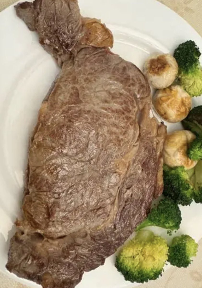 gracexm2010's tweet image. #生活烟火 #RealFood 
肉、蛋、奶，应该成为主食。廉价又垃圾但美味的碳水，少量摄入，解解馋即可。

我坚持这样的饮食有6年了，最大的受益：这6年来每年体检血液各项指标基本没变化。另外，中年老登70后奔五的我，今年才开始长白头发，整体看还是乌黑发亮，比同龄人显年轻。