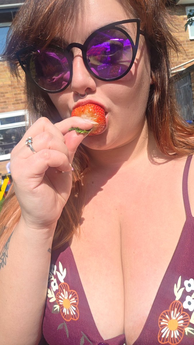 DelilahhDarling's tweet image. Strawberries in the garden
#strawberries 
#sunshine 
#girlstyle