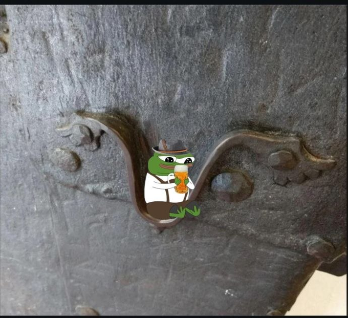vonSnegghausen's tweet photo. Der berühmte mittelalterliche Türbeschlag in Regensburg, auch als „Drunkard’s Lock“ bekannt, stammt aus dem Jahr 1380.

Laut der Stadtlegende wurde er gefertigt, um vom Trunke benebelte Zecher nach dem Besuch der Taverne das Öffnen der Türe zu erleichtern.🍻😹 https://t.co/khHkLNkJrt