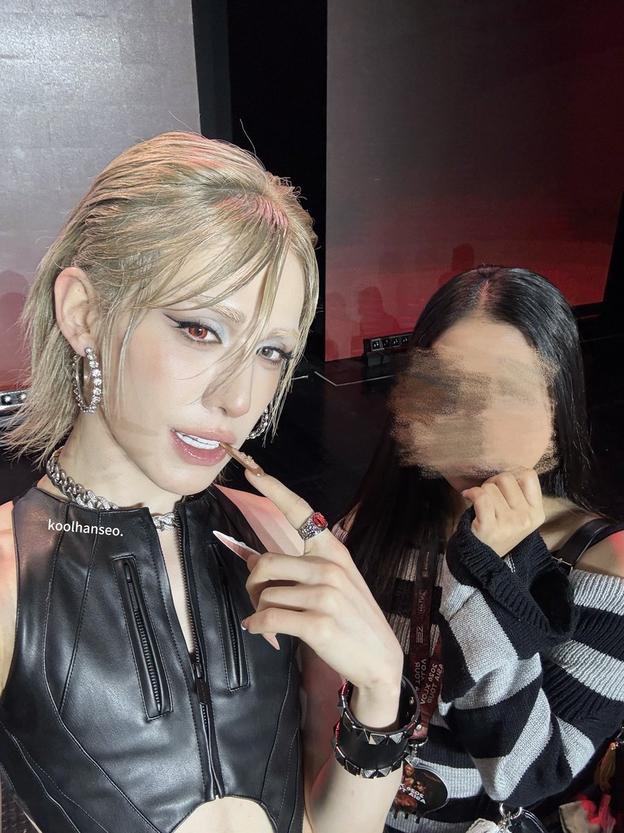 koolhanseo's tweet photo. I’M STILL SHAKING WOW WUMUTI IS SOOO PRETTYYY 😭

#XLOVInManila https://t.co/QUFg1pmlsK