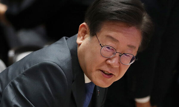 MrfomoBTC's tweet image. ■ 이재명 최종 플랜
제가 바라보는 그의 최종 목적은 다음과 같습니다. 6월 선거에서 우리가 현명한 선택을 하지 않으면 한국인에게 민주주의는 ★사치★였다는 것을 깨닫게 될 것 입니다... 

1. (붕괴) 국민을 가난하게 만든다.
2. (약탈) 부자들에게서는 부를 뺏어온다.
3. (배급) 국가가 배급을