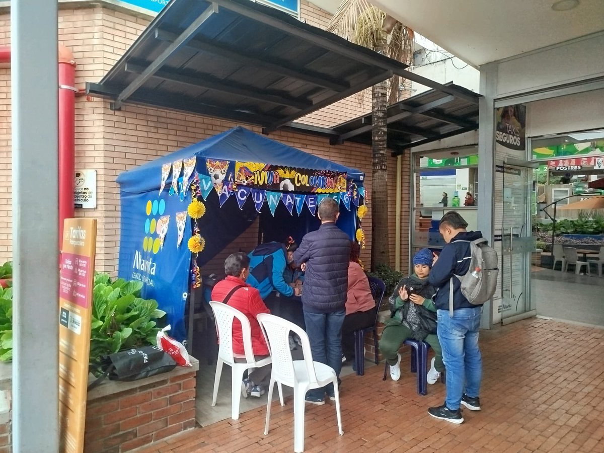 SubRedSur's tweet image. #AEstaHora ​¡Ya estamos en la gran Jornada Nacional de Vacunación de las Américas! 💉✨

​Estaremos en las 4 localidades (Ciudad Bolívar, Usme, Sumapaz y Tunjuelito) con nuestros puntos de vacunación hasta las 4:00pm. 🛡️💙

@SectorSalud @Gerson_bermont #SubredSur