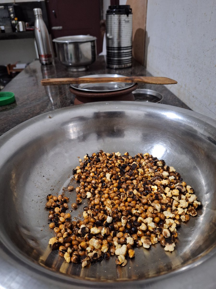shadowrkz's tweet image. I made popcorn for the first time. How will you rate it? 😊

It tastes decent. I added salt and chilli powder for the flavor.
Btw, unfortunately I couldn't fully enjoy it right away. Cuz for some reason, I was sneezing a lot when I tried to eat it 🫠
#Randomtwt #cooking #blunder