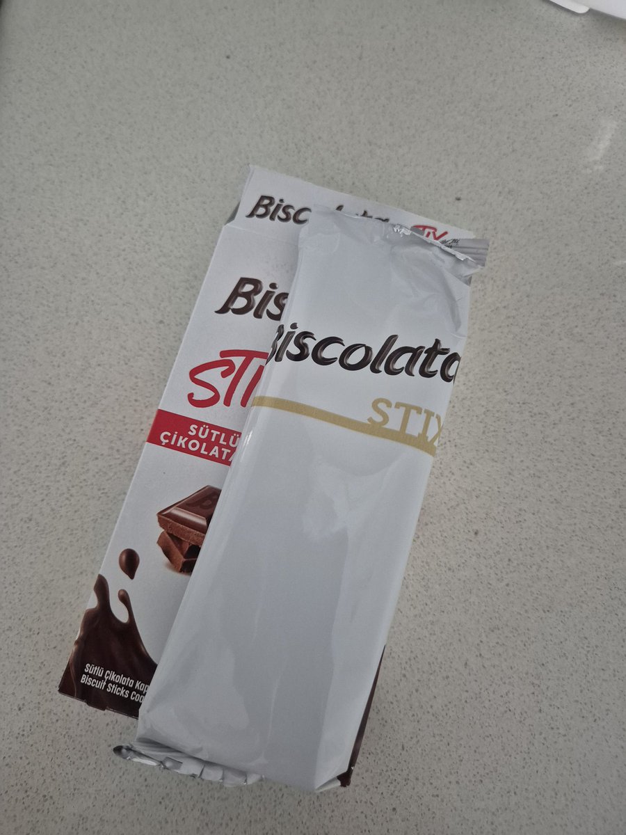 elsaandthor's tweet photo. Tüketicinin kandırılması gerçekten artık cok can sıkıcı. Aşağıdaki ürün @SolenKurumsal in markası olan #biscolata .kutuya ve içinden çıkana bakınız. Madem içinden bu kadar küçük paket cıkacak neden dış kutuyu büyük tutuyorsunuz? Bu sahtecilik @saglikbakanligi @tuketicilerbir https://t.co/ozC7k1r5an