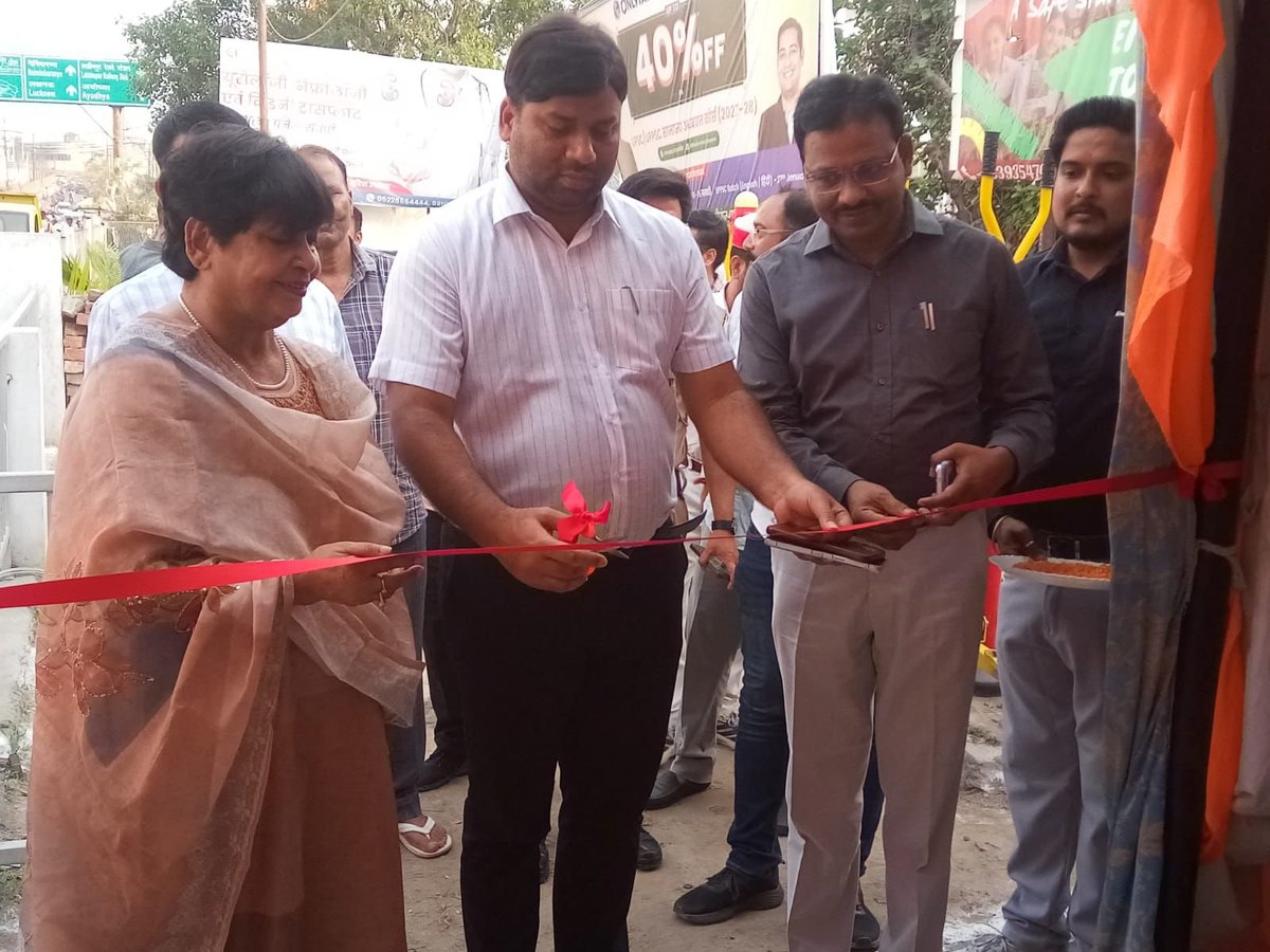 bstvlive's tweet image. लखीमपुर : लखीमपुर नगर पालिका परिषद की पहल

➡रेलवे स्टेशन के पास कूलिंग पॉइंट स्थापित
➡पंखे, कूलर, ठंडे पानी की व्यवस्था की गई
➡एडीएम नरेंद्र बहादुर सिंह ने उद्घाटन किया

#Lakhimpur #PublicService #UttarPradesh