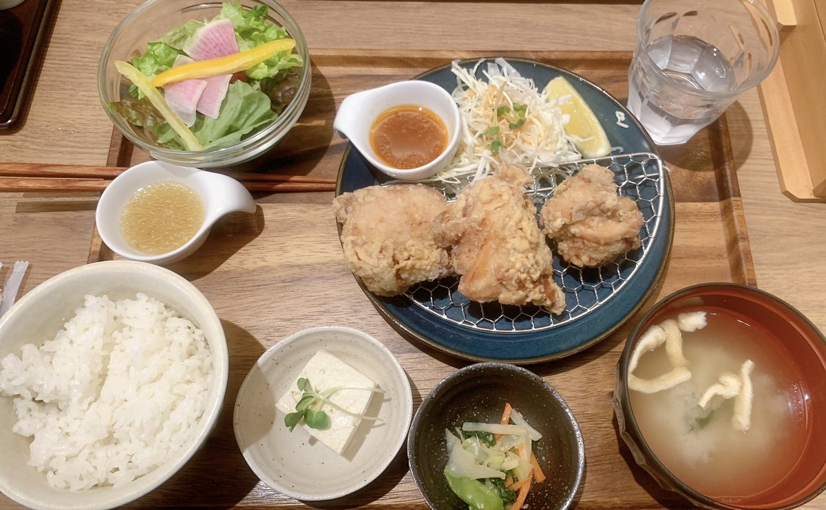 お昼に食べた唐揚げ定食、めっちゃ美味しかった！
明太子と高菜がおかわり自由なのも最高です😋✨️