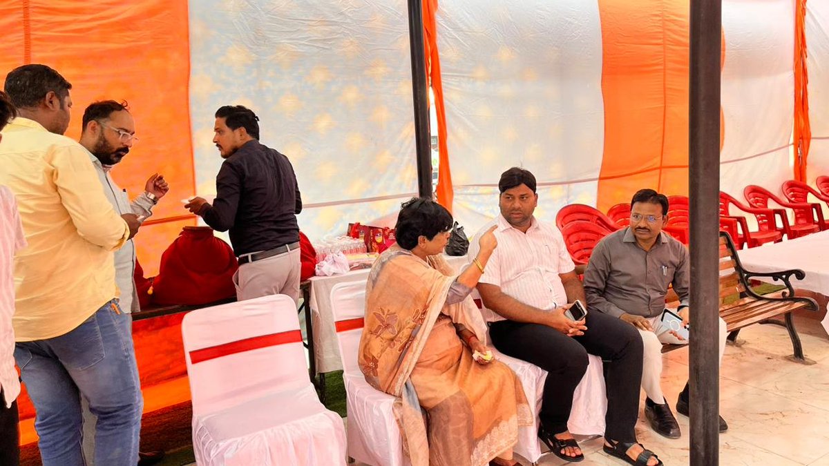 bstvlive's tweet image. लखीमपुर : लखीमपुर नगर पालिका परिषद की पहल

➡रेलवे स्टेशन के पास कूलिंग पॉइंट स्थापित
➡पंखे, कूलर, ठंडे पानी की व्यवस्था की गई
➡एडीएम नरेंद्र बहादुर सिंह ने उद्घाटन किया

#Lakhimpur #PublicService #UttarPradesh