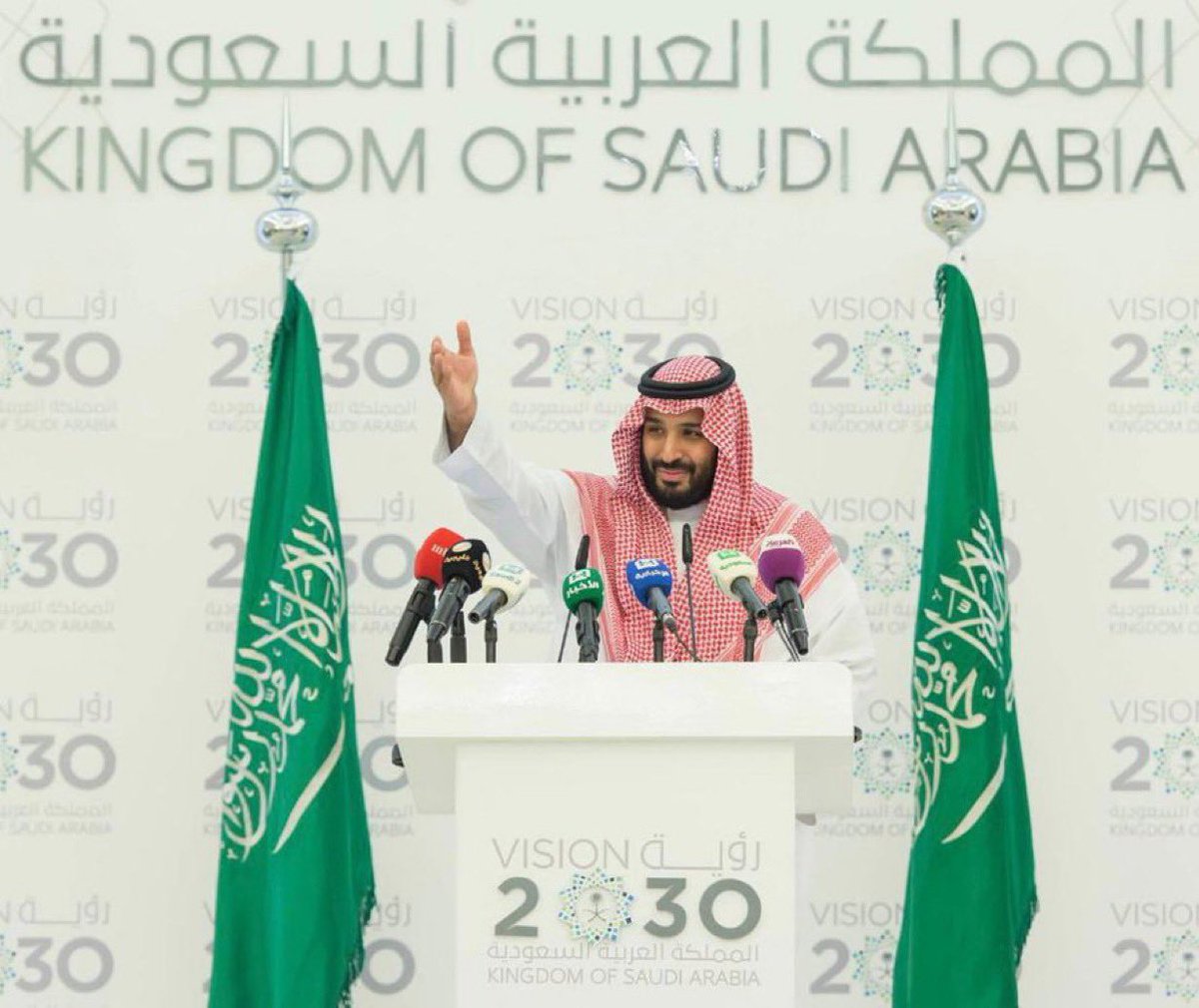 k_h99kh's tweet photo. #ولي_العهد  
#محمد_بن_سلمان 
#رؤية_2030 
ما ننعم به اليوم من أمنٍ راسخ، ورخاءٍ وارف، وازدهارٍ متصاعد، ليس محض مصادفة، بل هو ثمرة رؤيةٍ نافذة تستشرف الآفاق، وعملٍ متواصل لا يعرف الفتور، وعزيمةٍ صلبة تُجيد صناعة المستحيل حتى تُحيله واقعًا يُبهر العالم.

قائدٌ أيقن أن صون الأوطان لا يُبنى على ردود الأفعال، بل على استباق المخاطر وصناعة الفرص، فكان حاضرًا ببصيرته، راسخًا بثباته، شامخًا بإنجازاته، حتى غدت المملكة أنموذجًا يُحتذى في الأمن والاستقرار، ومنارةً في ميادين التنمية والنهضة.

اللهم احفظه للوطن عزًّا وذخرًا، وألبسه لباس الصحة والعافية، ووفقه لكل ما فيه رفعة البلاد وصلاح العباد، واجعل النور رفيق دربه، والتوفيق حليف قراراته، واكتب له الأجر الجزيل والثواب العظيم. 
🇸🇦💚🇸🇦