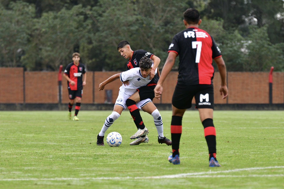 NewellsJuvenil's tweet photo. #JuvenilesLPF | Inicio perfecto 👌🏼 

✅ En Mendoza, 4ta derrotó 2-1 a Independiente Rivadavia con goles de Alejo Torres y Paulo Valentini. 

✅ En el Centro Griffa, 7ma también ganó 2-1 con tantos de Thiago Valenti y Diego Ruíz Díaz.

#VamosLosPibes 🔴⚫️

📸 Germán Bocco https://t.co/u3ZxFkL0xg