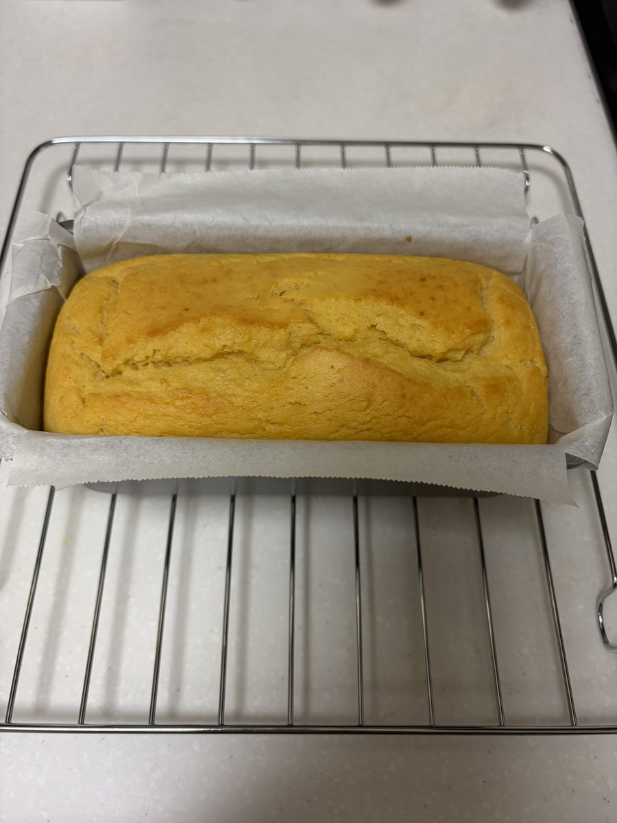 goro_bee2014's tweet photo. こんな時間だけど、米粉のヨーグルトパウンドケーキを焼きました。✌️回目。ヨーグルトのおかげでしっとり美味しい。 https://t.co/ilpDMOIVjp