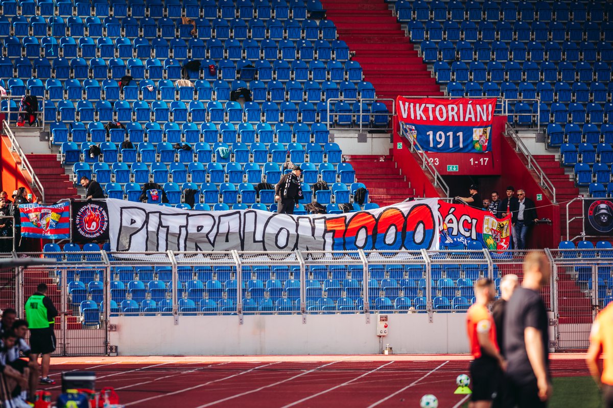 fcviktorkaplzen's tweet photo. Náš fanoušek Zdeněk Pavel si dnes připisuje svůj 1️⃣0️⃣0️⃣0️⃣. výjezd 👏🏻 Děkujeme za tuhle neuvěřitelnou podporu! ❤️💙 https://t.co/5nqw6cBa40