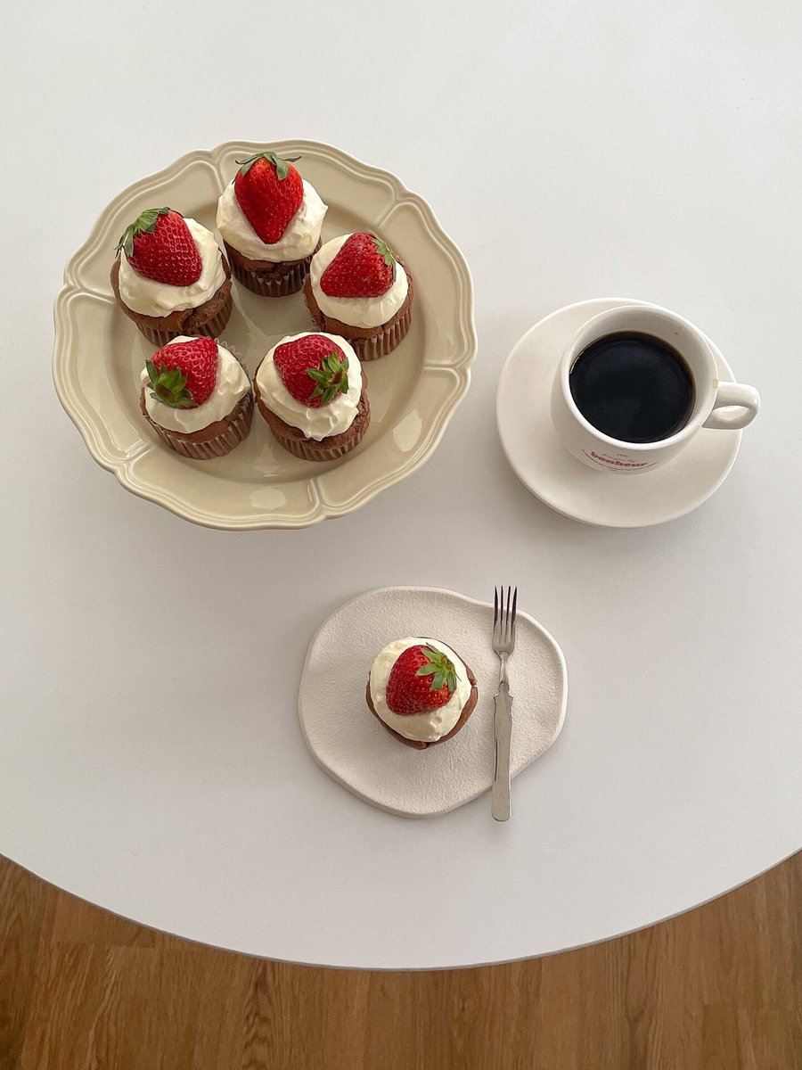 minkyu6497's tweet image. Bake u0026 smile!  Fresh vanilla cupcakes with rainbow sprinkles—warm, sweet, u0026 made with love. Perfect weekend joy! #BakingFun #HomeBakedGoodies