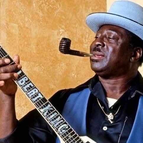 CFloydstock's tweet image. Há 103 anos nascia Albert King!!!

Qual a sua canção predileta às 6 cordas deste saudoso Bluesman, um dos maiores da história?

#happybirthdayalbertking #albertking #blues #bluesman #bluesmen #confrariafloydstock