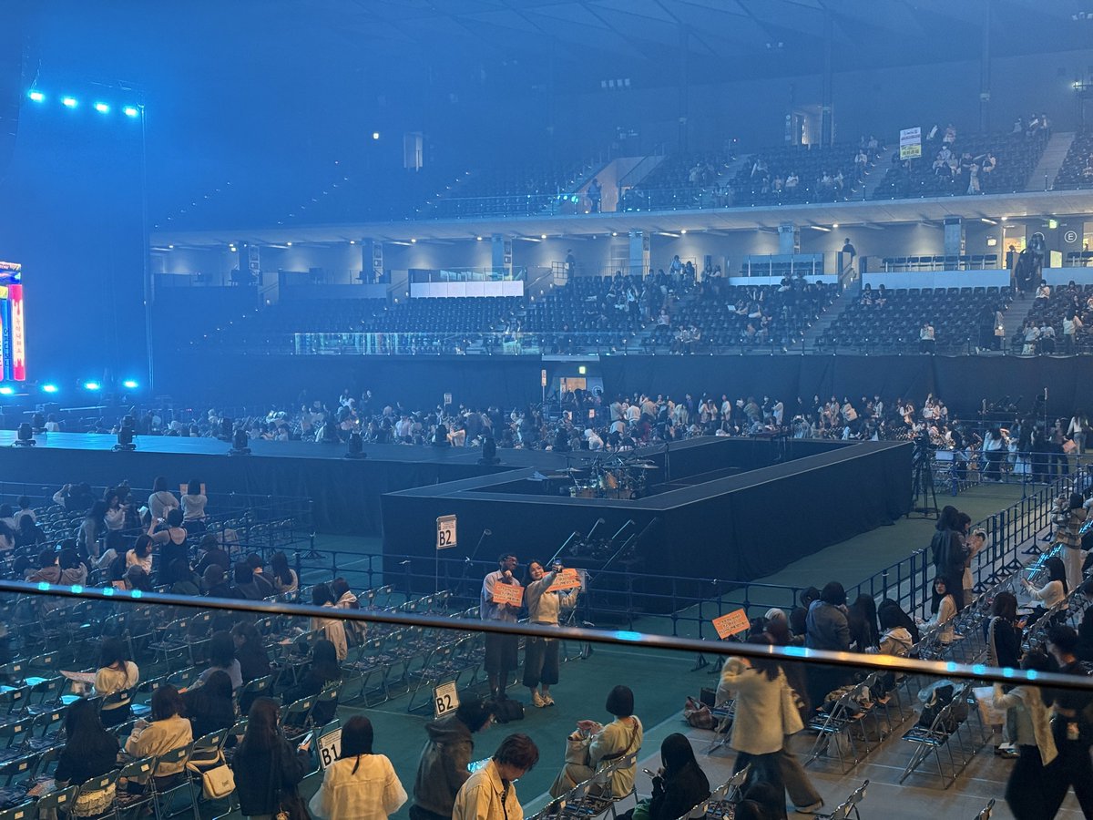 DAY6_N's tweet photo. 데이식스 도쿄콘 첫콘날
자리 잘 못 알아서 앉았던 첫 번째 좌석과
제대로 알고 찾아간 내 자리... 에법 좋았다.ᐟ.ᐟ https://t.co/LzVCYe7Ua4