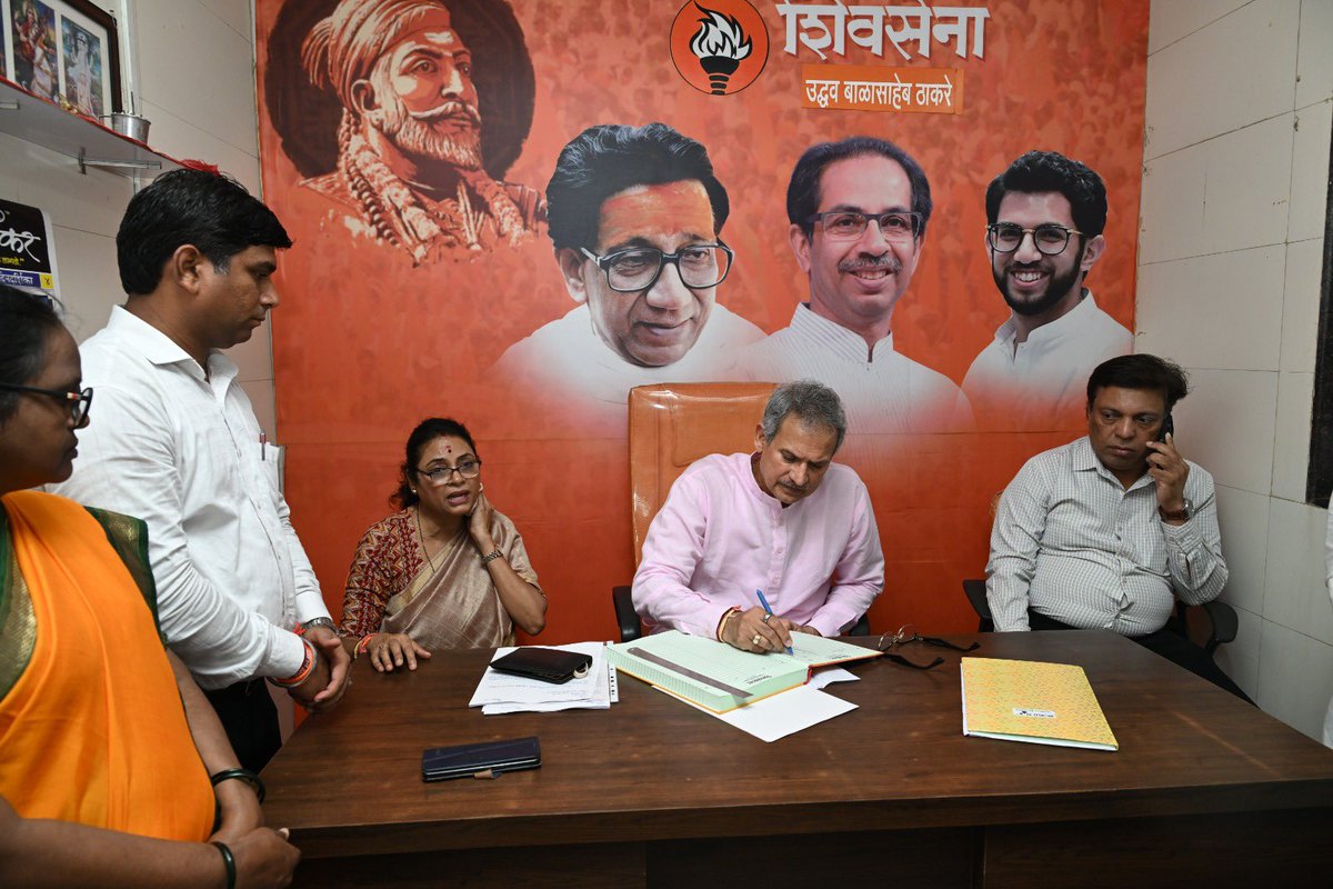 ianildesai's tweet image. शिवसेना शाखा क्र. १७८ येथे सदिच्छा भेट देऊन विभागातील नागरिकांशी थेट संवाद साधला. लोकांच्या समस्या केवळ ऐकणे नव्हे, तर त्या निकाली काढणे हाच आमचा मुख्य उद्देश आहे.
पायाभूत सुविधा, स्वच्छता आणि आरोग्याशी संबंधित प्रश्नांवर नागरिकांशी सविस्तर चर्चा केली. 

#ShivsenaUBT #Mumbai